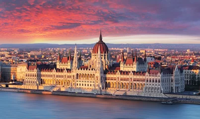 Foto auf Acrylglas Budapest Budapester Parlament bei dramatischem Sonnenaufgang