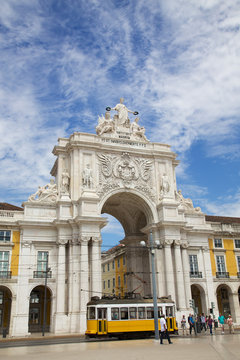 Triumphbogen Lissabon mit alter Trambahn