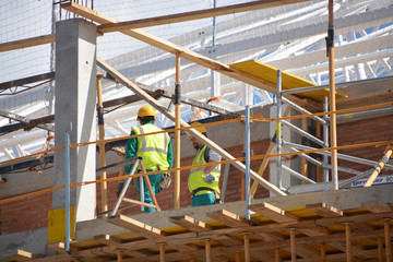 obreros trabajando en un edificio en obras