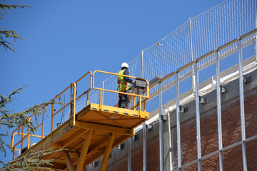 trabajando encima de un andamio