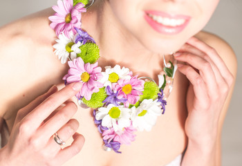 Obraz na płótnie Canvas Woman with flower necklace