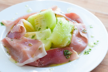 meloa e presunto com manjericão