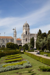 Fototapeta na wymiar Mosteiro dos Jerónimos mit Grünflächen