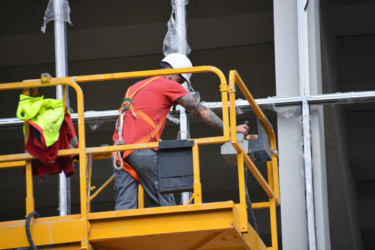 trabajando encima de un andamio
