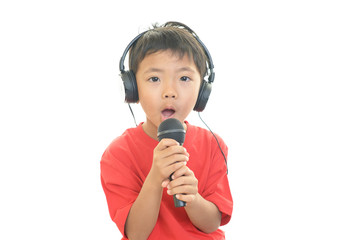 音楽を聴く男の子