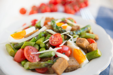 Italienischer Brotsalat mit Spargel