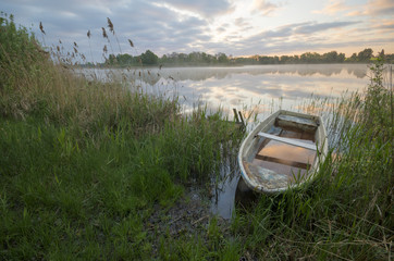 łódka w przystani w świetle zachodzącego słońca © Mike Mareen