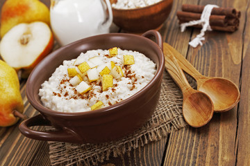 Oatmeal with pear and cinnamon