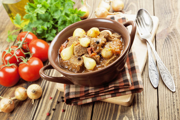 Stewed beef with onions and tomatoes, stifado