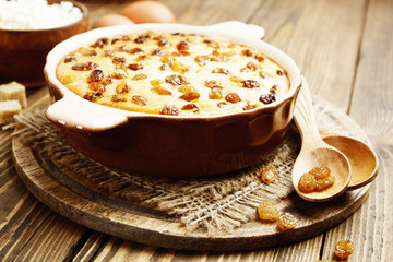 Casserole with cottage cheese and raisins
