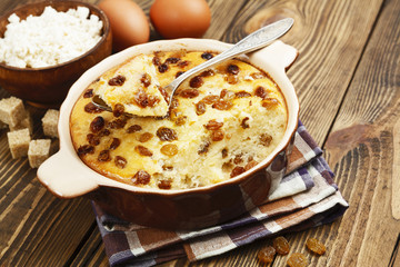 Casserole with cottage cheese and raisins