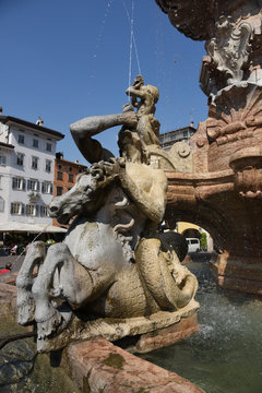 statua fontana città piazza
