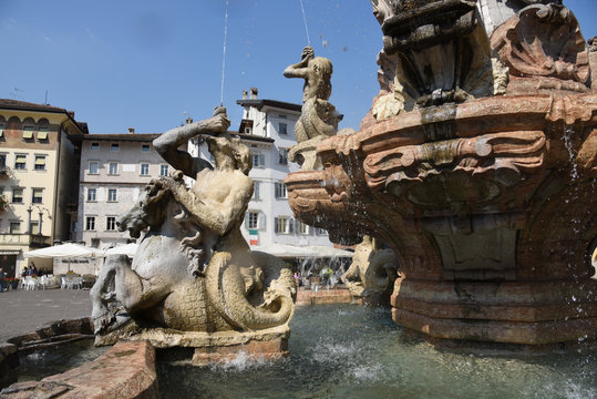 fontana state palazzo piazza città