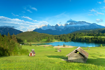 Bergsee im Alpenland