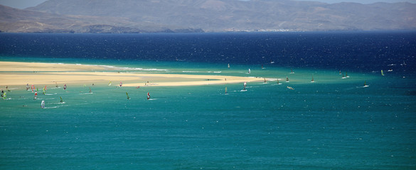 Panorama des Kitesurf- und Windsurfplatzes am Strand von Sotavento