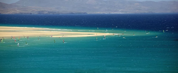 Foto auf Acrylglas Strand Sotavento, Fuerteventura, Kanarische Inseln Panorama des Kitesurf- und Windsurfplatzes am Strand von Sotavento
