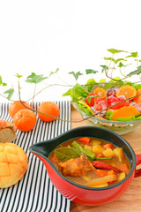 美味しそうなカレーとサラダ