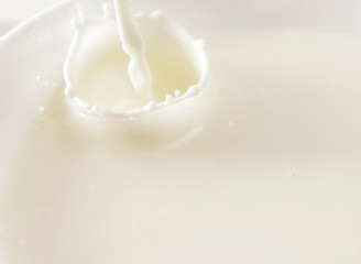 Fototapeta na wymiar pouring milk