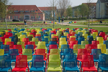 Stuhlreihe vor der Bühne im Buga-Park Premnitz.