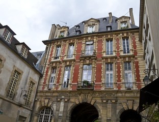 Fototapeta na wymiar Eingang zur Place des Vosges, Paris