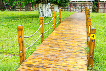 Fototapeta premium wood pathway in a park