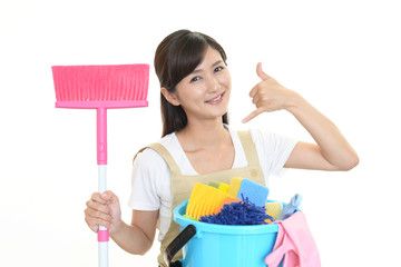 お掃除をする女性
