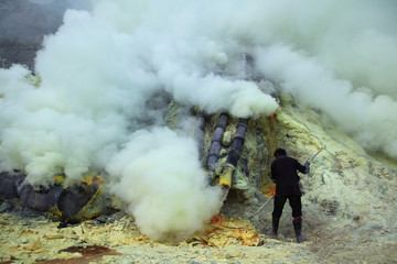 Fototapeta premium Sulphur mines Kawah Ijen in East Java, Indonesia