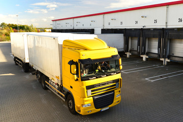 LKW zur Beladung am Depot einer Spedition // shipping