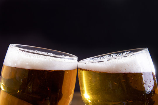 brindisi con bicchieri di birra