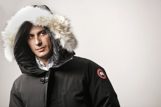 Ritratto uomo con cappuccio di pelliccia