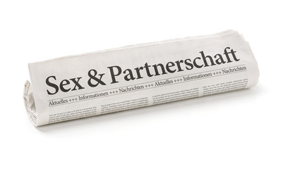 Zeitungsrolle mit der Überschrift Sex und Partnerschaft