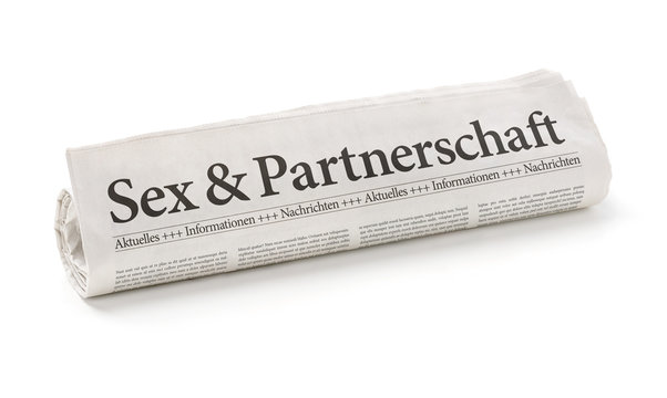 Zeitungsrolle mit der Überschrift Sex und Partnerschaft