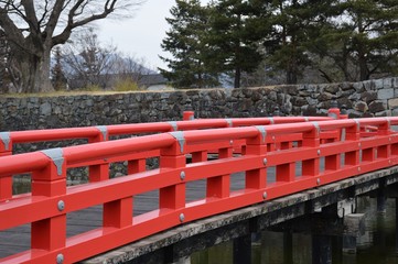 Rote Brücke über Burg Wassergraben in Matsumoto