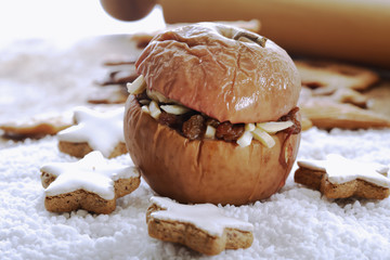 Teller mit Bratapfel, Zimtsterne, Schokosauce, Puderzucker