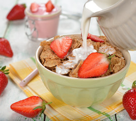 Dietary flakes with strawberries and milk