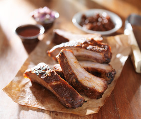 grilled barbecued spare ribs with baked beans 