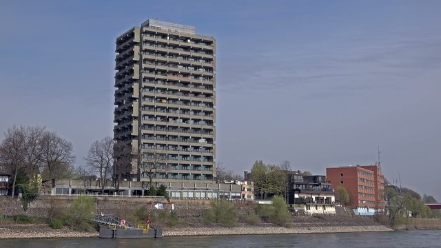 Establishing shot Duisburg HambornHotel and skyline