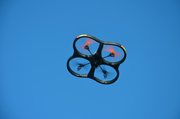 Unmanned quadcopter (quadracoptere)