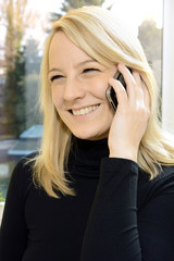 Frau telefoniert mit Smartphone