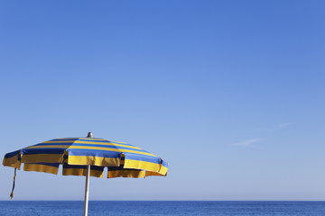 Italien, Ligurien, Mittelmeer, Sonnenschirm am Strand