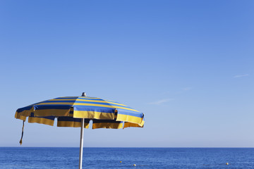 Italien, Ligurien, Mittelmeer, Sonnenschirm am Strand