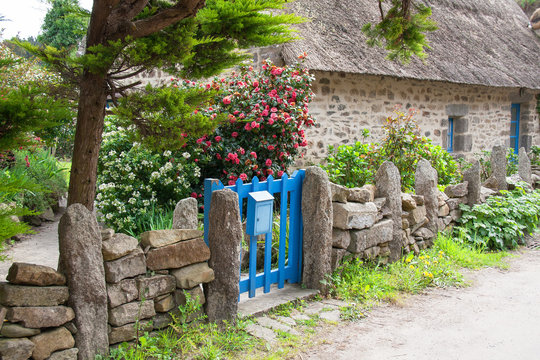 Chaumi&egrave;res bretonnes au village de Kercanic, Finist&egrave;re, Bretagne