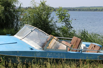 Старая лодка у озера