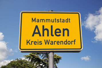 Ortsschild Mammutstadt Ahlen, FoMo