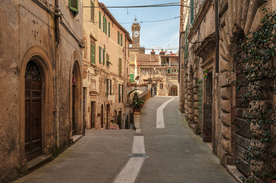 Fototapeta Solar ancient town and the streets of the beautiful Tuscany, Ita