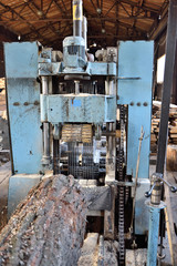 Деревообрабатывающая машина распиливает дерево на доски