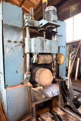 Деревообрабатывающая машина распиливает дерево на доски