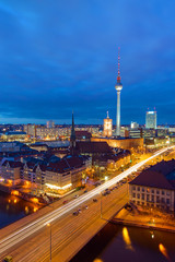 Obraz premium Śródmieście Berlin ze słynną wieżą telewizyjną w nocy