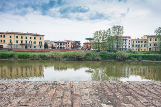 Veduta dei Lungarno Bruno Buozzi di Pisa