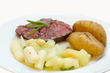 Rinderfilet mit Spargel-Kohlrabi-Gemüse und neuen Kartoffeln